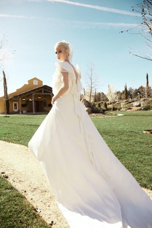 vestido de novia con volantes de crep y organza con escote en pico en la espalda y gran cola de apparentia