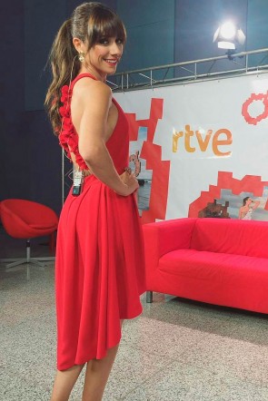 Mariam Hernandez con vestido corto asimetrico rojo de apparentia collection