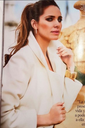 actriz y presentadora vanesa romero con abrigo blanco munich de apparentia en revista gente