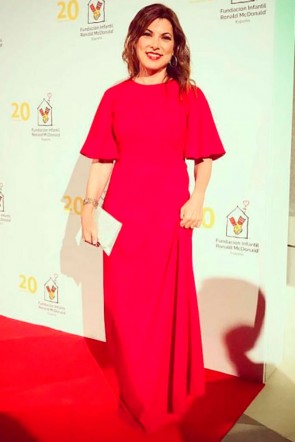 isasaweis con vestido largo rojo nilo y escote en la espalda de apparentia en gala de la fundacion infantil ronald macdonald