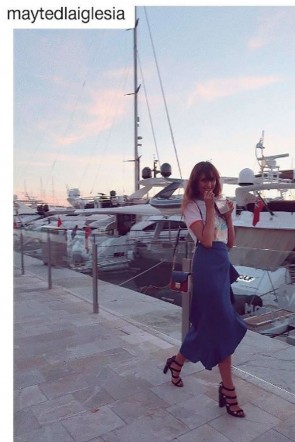 la blogger mayte de la igleisa con falda con volante lilit de apparentia camino de la mallorca fashion weekend
