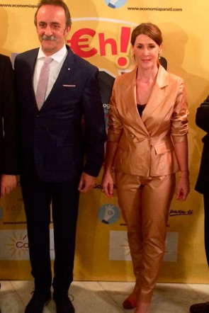 actriz mar abascal con traje metalizado dorado chaqueta y pantalon de apparentia presentando monologo eh con santi rodriguez