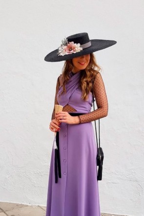 Eva Scoolhunter  vestido midi lila cruzado con plumeti de apparentia invitada de boda