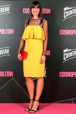 la blogger cristina mitre en los premios cosmoawards de revista cosmopolitan con vestido amalia mostaza con plumeti de apparentia