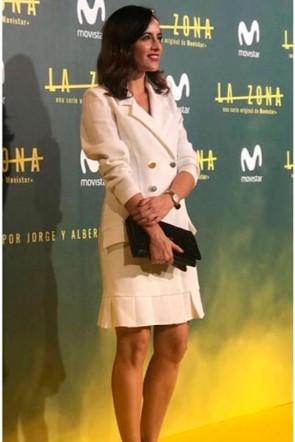 la actriz ana turpin con vestido corto esmoquin blanco harriet estreno serie la zona de movistartv