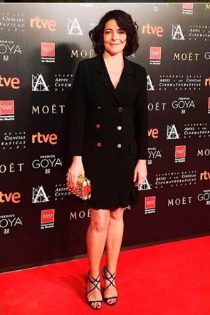 la actriz nora navas con vestido esmoquin negro de apparentia encuentro nomiandos premios goya 2018