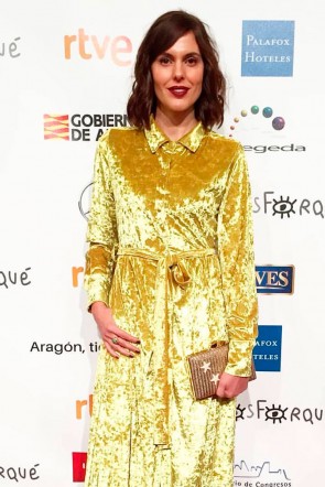 la actriz carlota callen con vestido terciopelo de mostaza en los premios forque