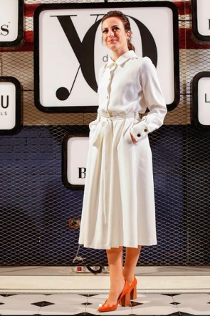 la actriz ruth nuñez con vestido midi camisero blanco de apparentia en la fiesta de la revista yo dona