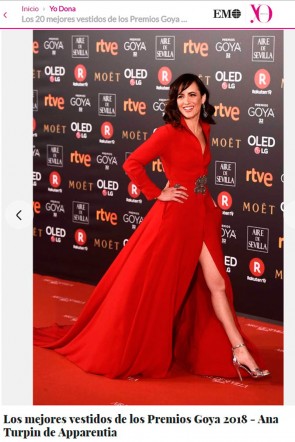 la actriz ana turpin con vestido camisero rojo de apparentia en los premios goya 2018