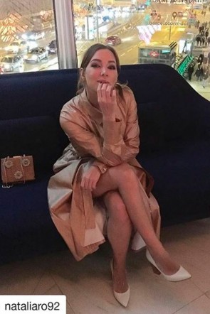 la actriz natalia rodriguez en la fiesta de los premios goya 2018 con vestido camisero metalizado de apparentia