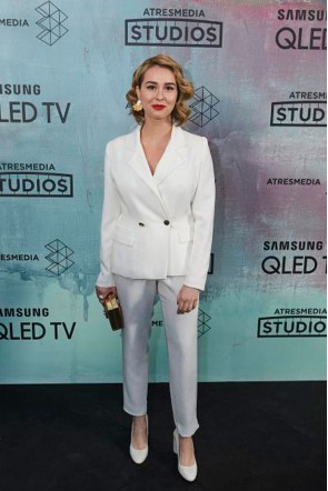 la actriz paula usero con traje blanco de apparentia para fiesta presentacion de atresmedia studios