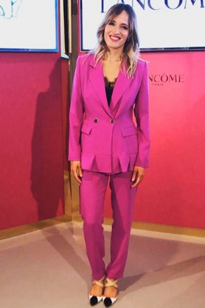 la actriz marta larralde con traje rosa fucsia de apparentia en el encuentro de lacome y bambu producciones