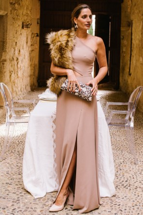 la  blogger miss cavallier con vestido camel largo nyx de aparentia para reportaje invitadas de boda