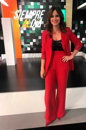 presentadora y periodista maria ruisanchez de siempre al dia tpa con traje rojo de apparentia