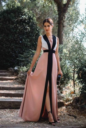 sandra majada invitada perfecta con vestido chiara rosa tricolor largo apertura falda tiras espalda escote de apparentia