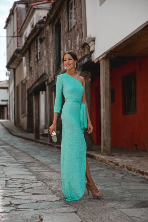 invitada perfecta con vestido de fiesta largo de lentejuelas aguamarina asimetrico con lazo para boda de noche de apparentia 