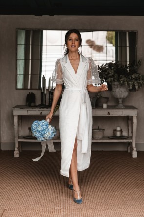 Invitada perfecta con vestido de plumetti blanco para novia civil, boda