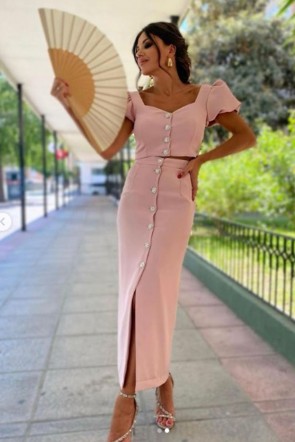 Mia Crespo con conjunto de top abullonado y falda joya Laredo rosa como invitada de boda evento