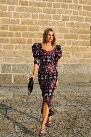 Mirian Pérez de @HoneyDressing con vestido bordado étnico para invitada de boda, eventos...