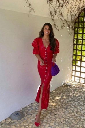 Claudia Escudero @claudiae13 con vestido joya de lentejuelas rojo invitada de boda, evento, fiesta, navidad