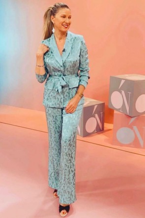 Anne Igartiburu presentadora de televisión con traje jacquard en azul