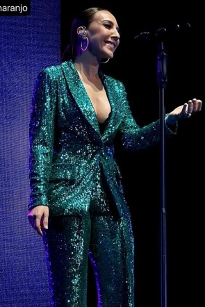 Mónica Naranjo en concierto con traje de lentejuelas verde 