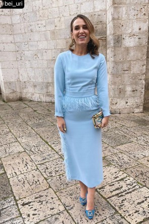 Bei Uri, @bei_uri con vestido midi Naxos azul con pluma como invitada de boda, evento, fiesta...