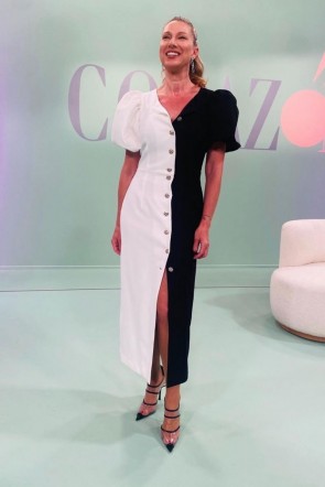 Anne Igartiburu con vestido blanco y negro Astor en el programa Corazón de RTVE