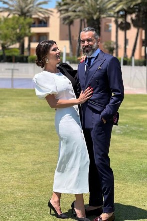 Mia Crespo @mia_crespo, con vestido blanco y negro midi Astor para invitada de evento, fiesta, boda, comunión...