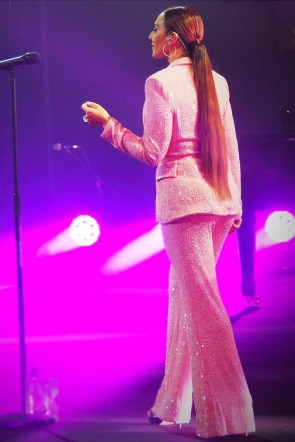 Mónica Naranjo con traje de lentejuelas rosa en concierto, fiesta, evento
