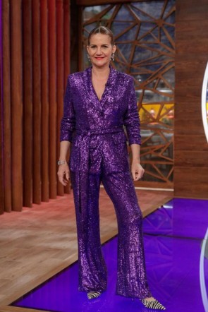 Samantha Vallejo en el programa MasterChef con traje de lentejuelas morado RTVE juez programa de televisión