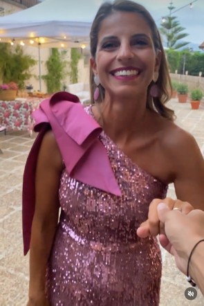 Carmen Osorio @nosoyunadramama con vestido de lentejuelas rosa con lazo tafeta venice en la fiesta de celebración de su cumpleaños evento