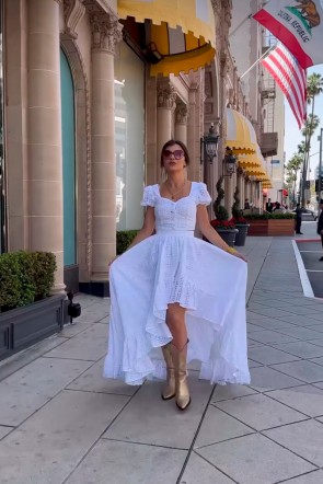 Mia Crespo con el conjunto de top y falda troquelado blanco Giselle para invitada de boda bautizo comunion fiesta colección primvaera/verano 2023