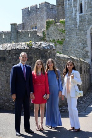 La princesa de Asturias, acompañada por los Reyes y la infanta Sofía, en el acto de graduación de sus estudios del Bachillerato Internacional en Gales con vestido de Apparentia Collection