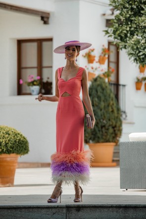 La influencer Sandra, Invitada Perfecta con el vestido de crepe coral con plumas Rita