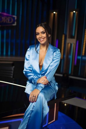 presentadora-tv-cristina-pedroche-en-programa-password-con-traje-de-chaqueta-en-saten-azul-de-apparentia