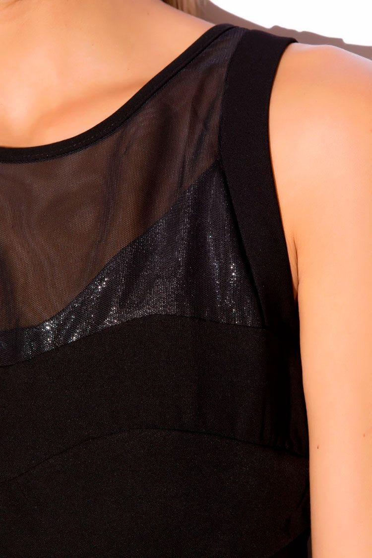 Vestido negro con aplicaciones de malla