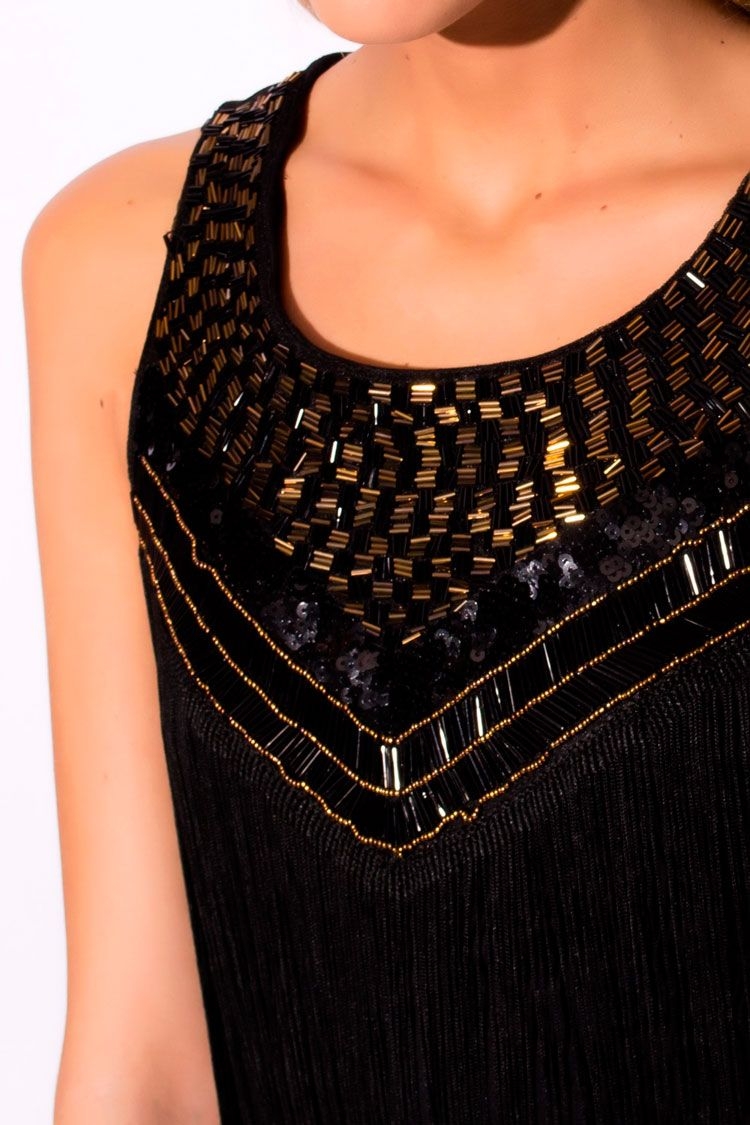 VESTIDO DE FLECOS CON ADORNO PECHO