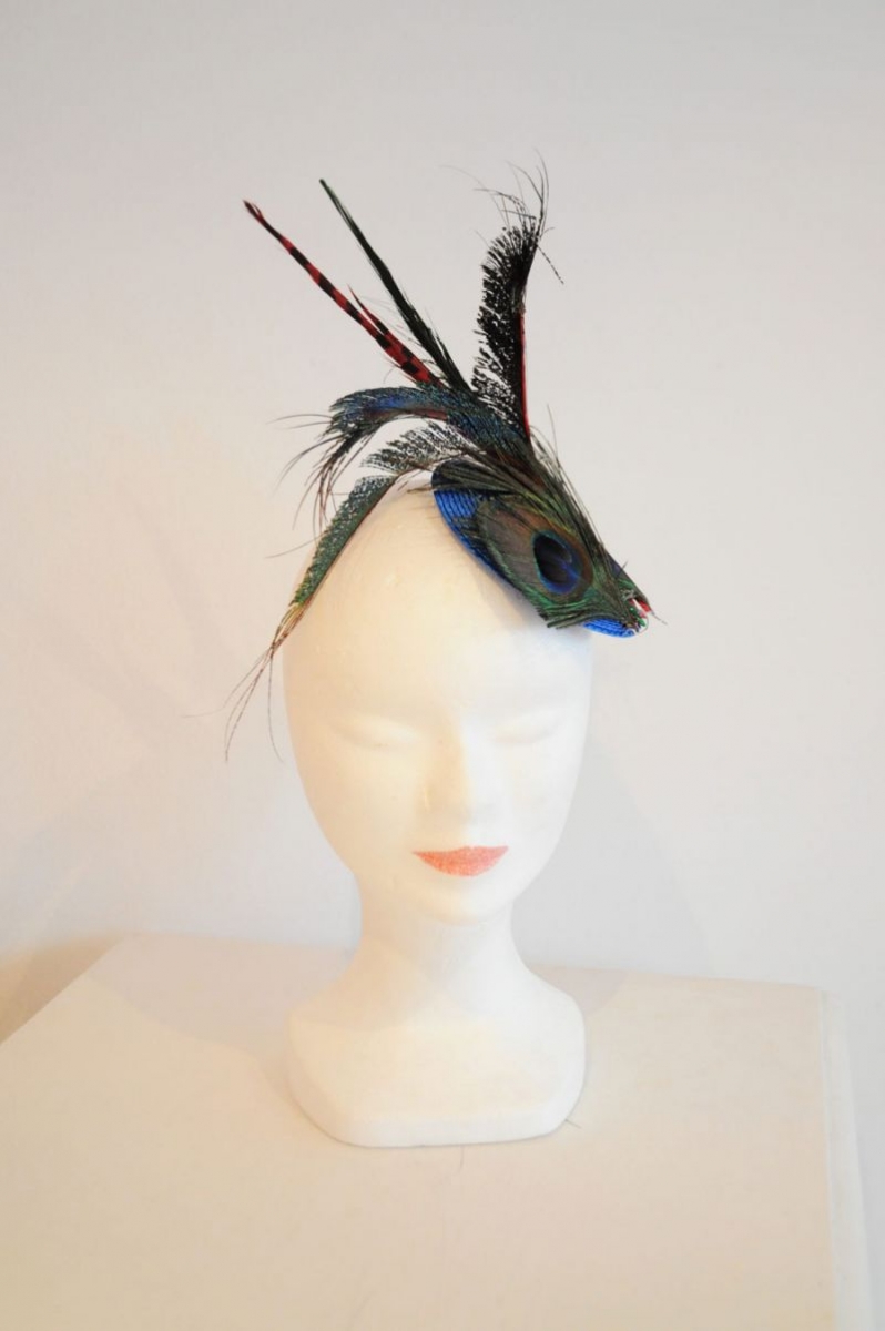 tocado plumas pavo real
