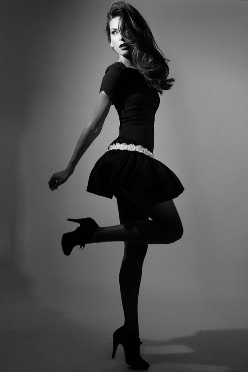 vestido negro con volumen en falda y cenefa blanca de daluna