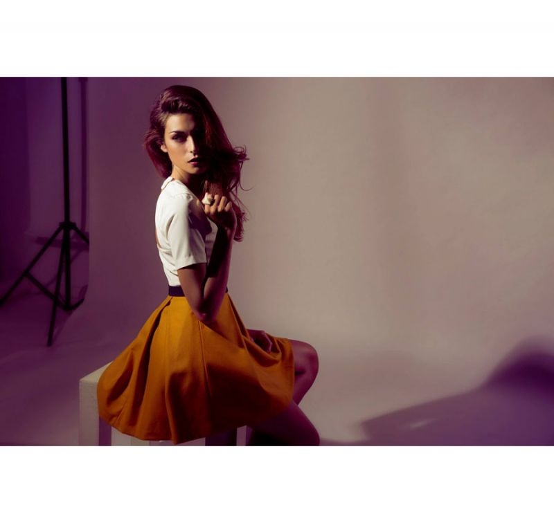 vestido bicolor con falda con vuelo y escote en la esplada de daluna