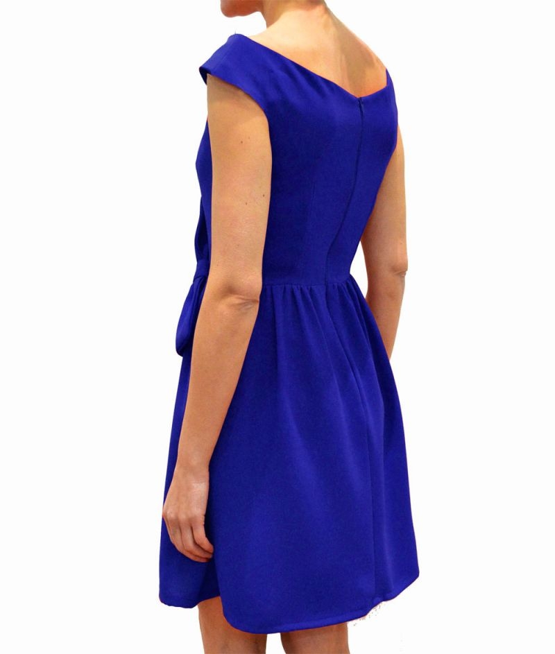 Vestido de fiesta corto azulon escote barco y lazo espalda