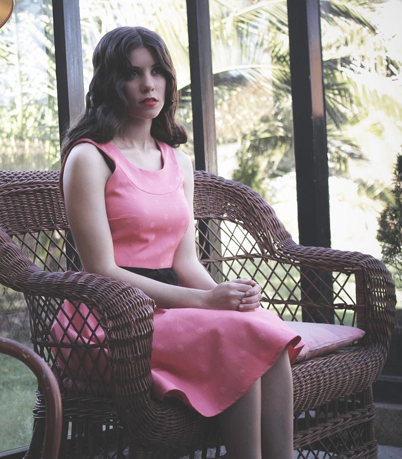 Vestido de fiesta rosa de piqué con lazo negro espalda