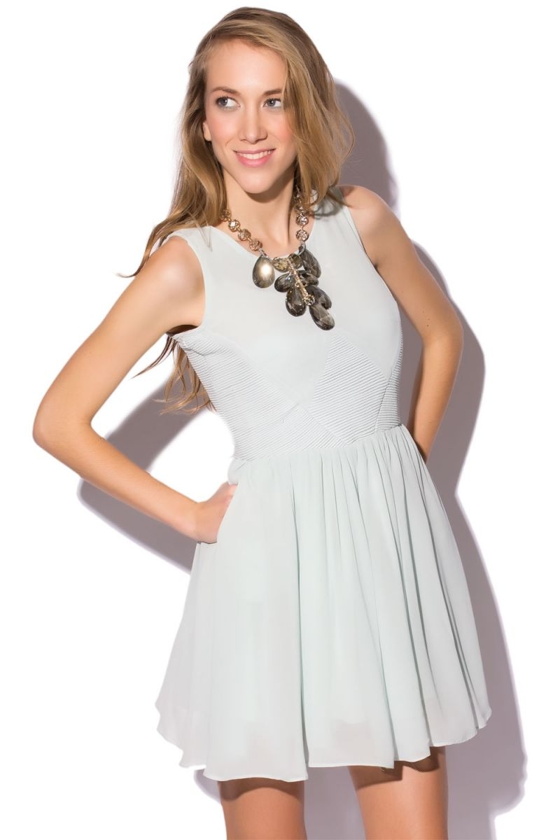 vestido verde agua con vuelo