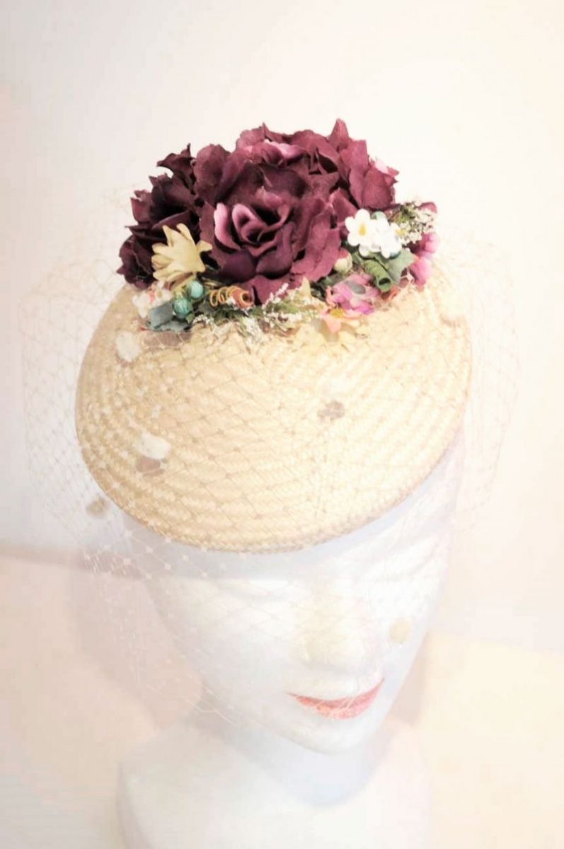 tocado plato flores moradas y redecilla de bouret para ir de boda