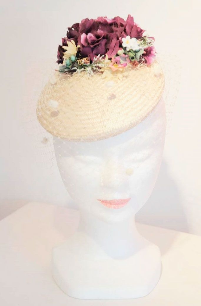 tocado de flores moradas y redecilla beige de bouret