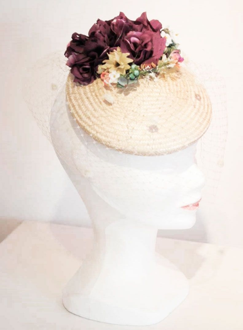 tocado de plato y flores moradas y redecilla de bouret