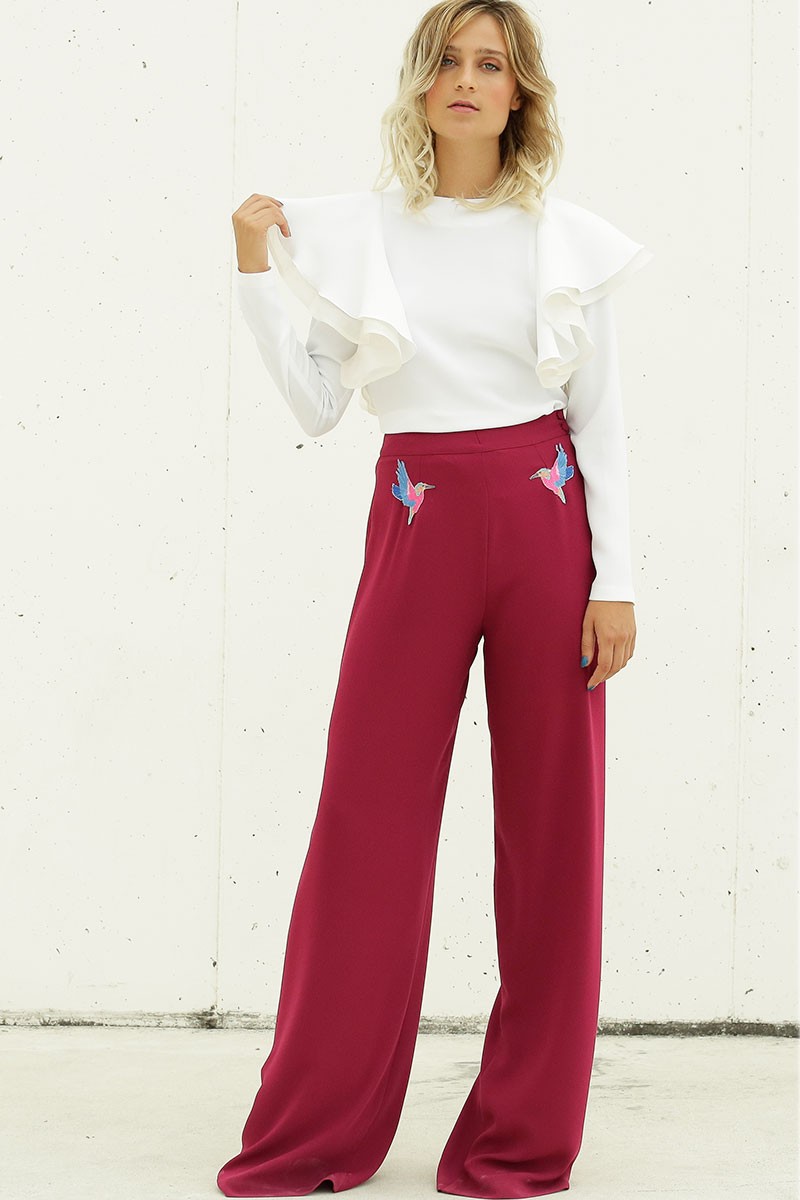 pantalon palazzo frambuesa en crepe detalle de dos pajaros en azul  rosa en la cintura  cremallera lateral invisible y 2 botones forrados en la cinturilla