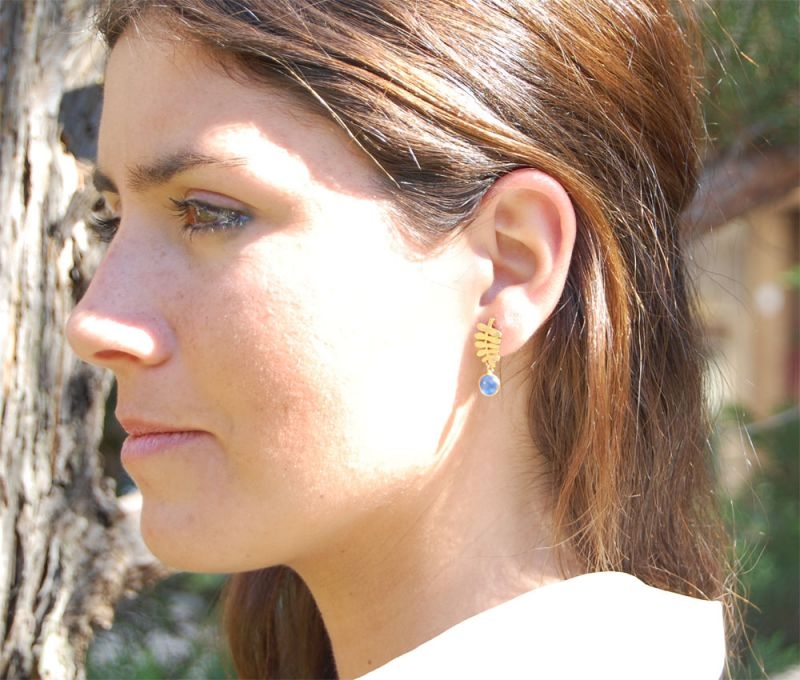 pendientes hoja plata bañado en oro con piedra natural azul klein de 2enespiral