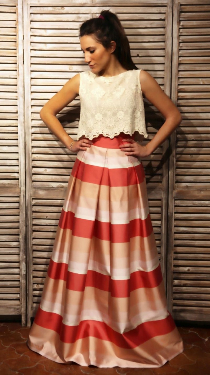 falda larga de rayas coral y rosa de seda y top de encaje beige de laura caicoya